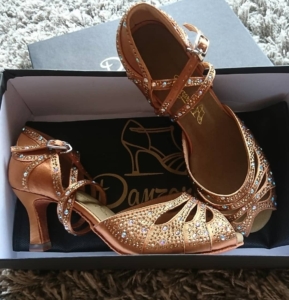 modelo Lola zapatos de salsa